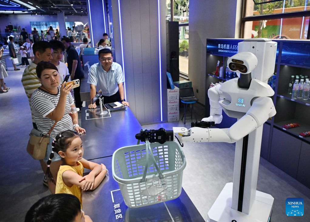 First robot 6S experience store in east China's Qingdao opens