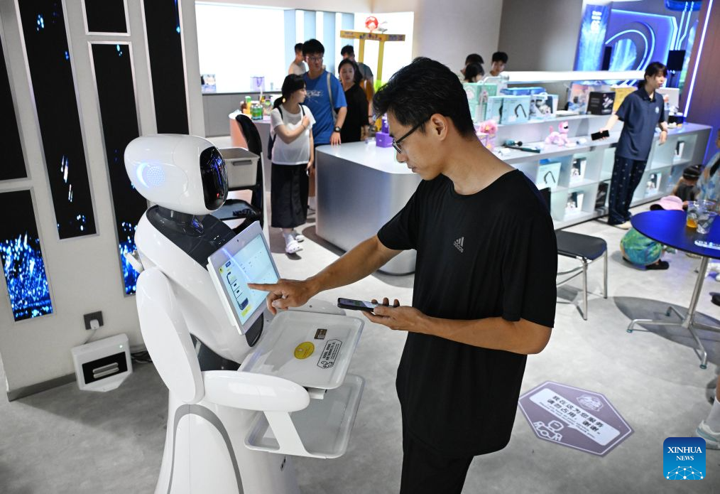 First robot 6S experience store in east China's Qingdao opens