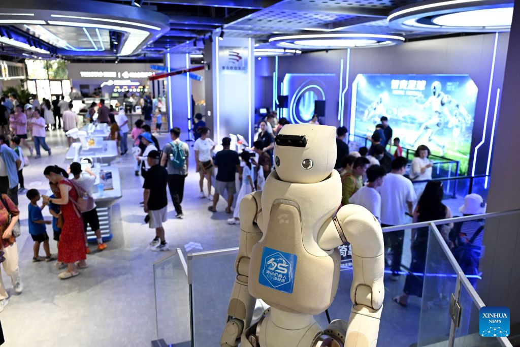 First robot 6S experience store in east China's Qingdao opens