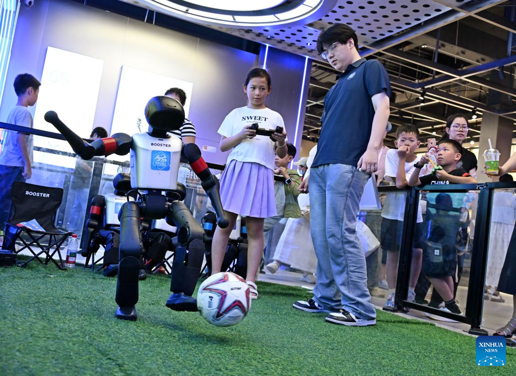 First robot 6S experience store in east China's Qingdao opens