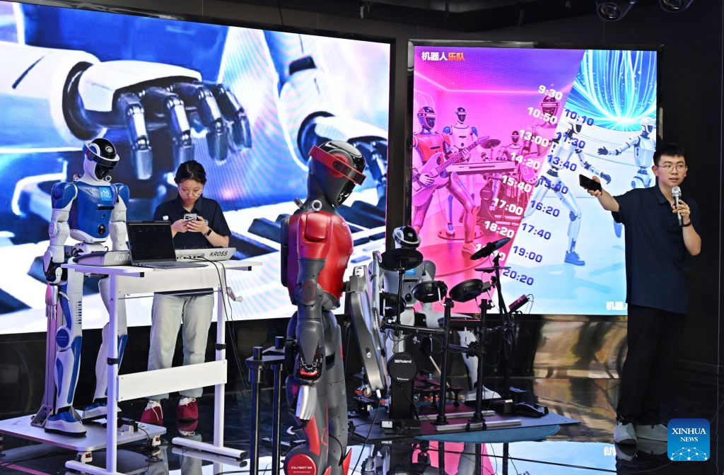 First robot 6S experience store in east China's Qingdao opens