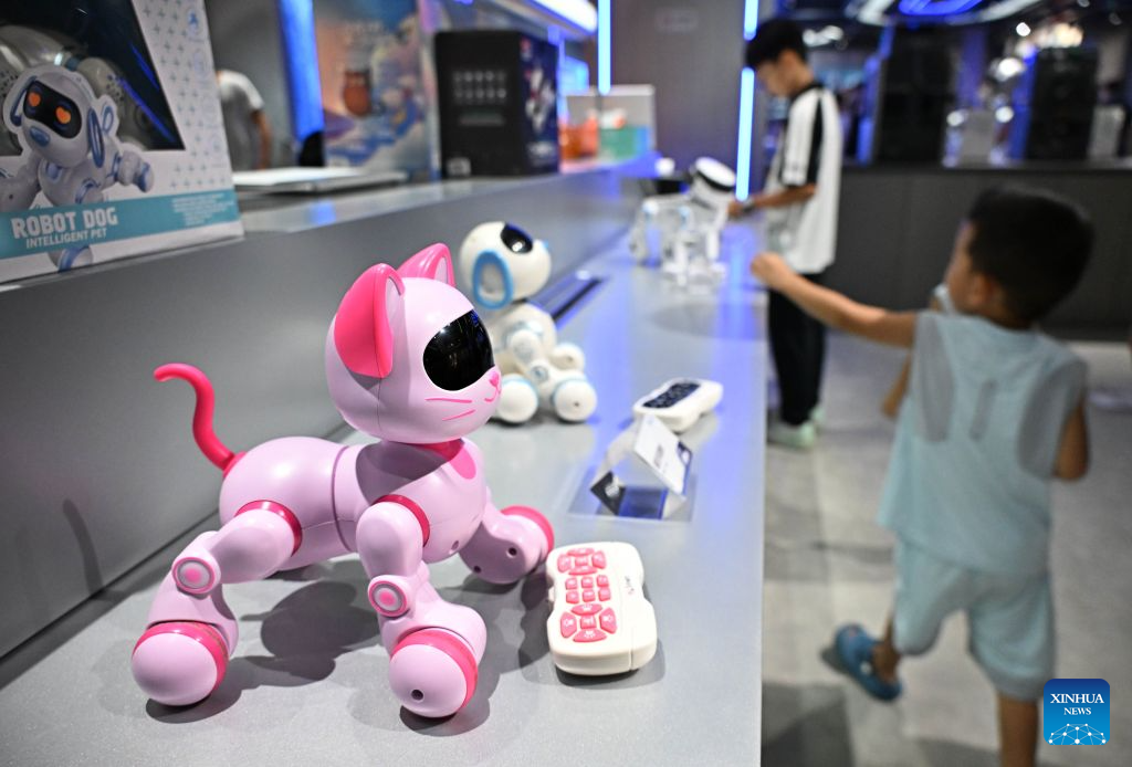 First robot 6S experience store in east China's Qingdao opens