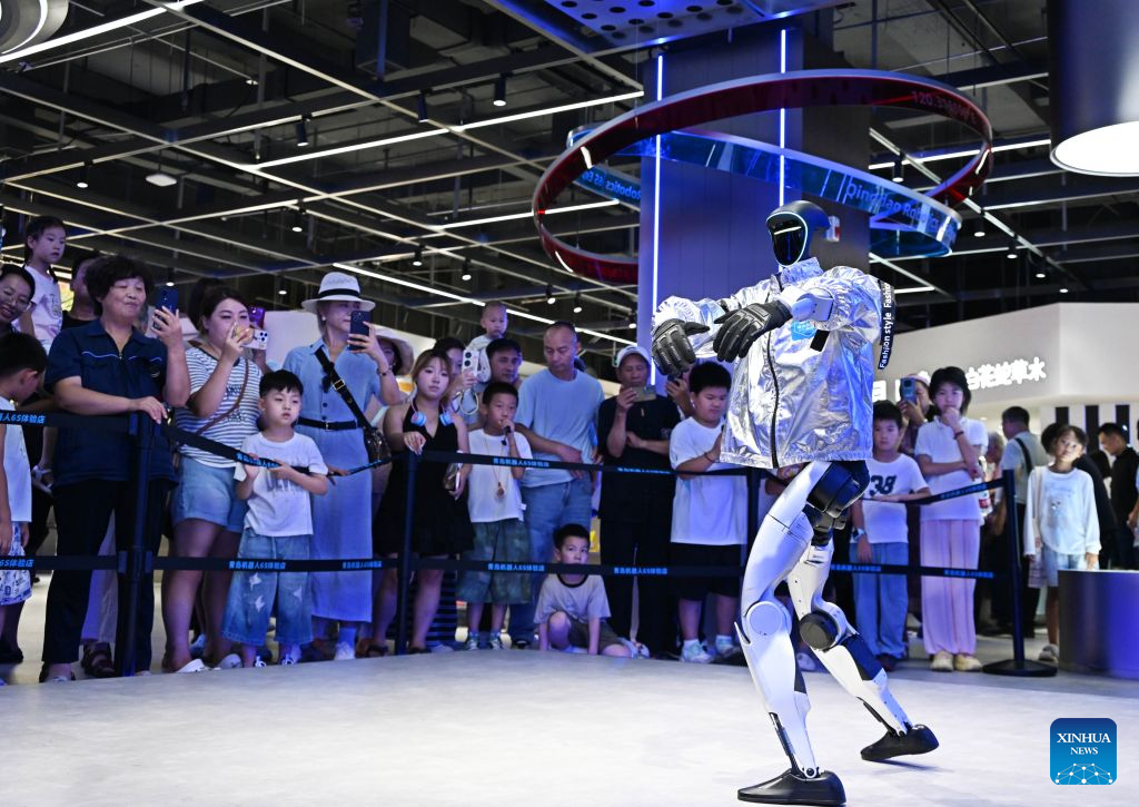 First robot 6S experience store in east China's Qingdao opens