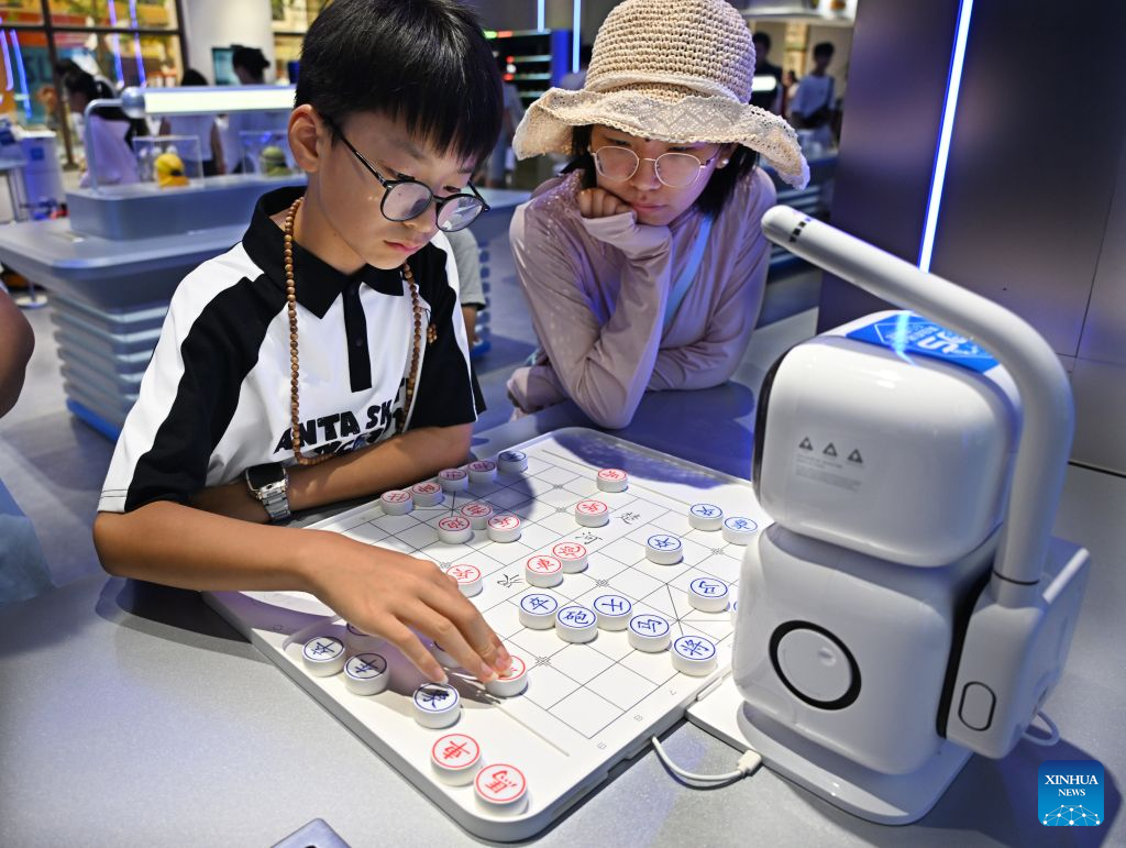 First robot 6S experience store in east China's Qingdao opens