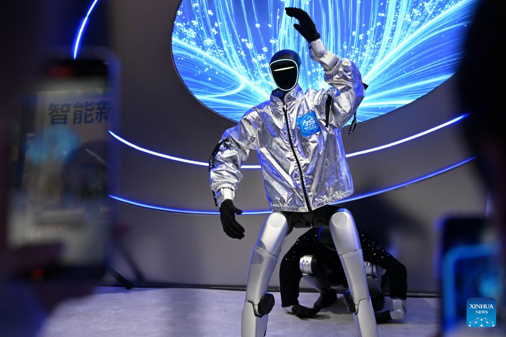 First robot 6S experience store in east China's Qingdao opens