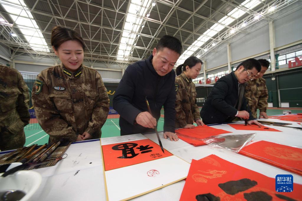 贵阳：书画家进军营 挥毫泼墨送祝福