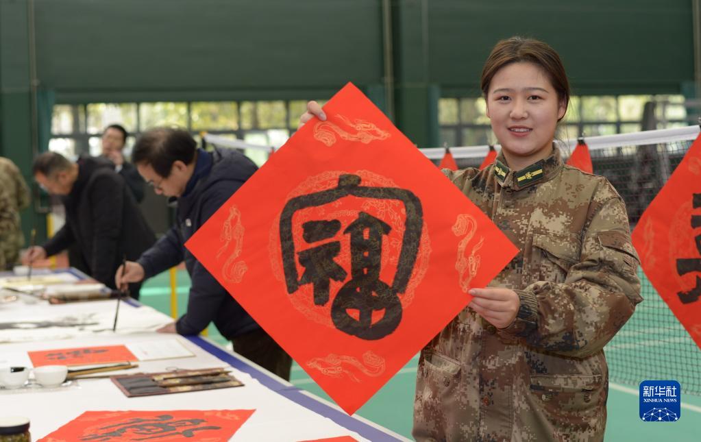 贵阳：书画家进军营 挥毫泼墨送祝福