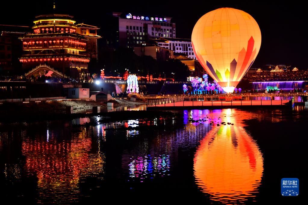 热气球里赏夜景 灯火璀璨迎新春