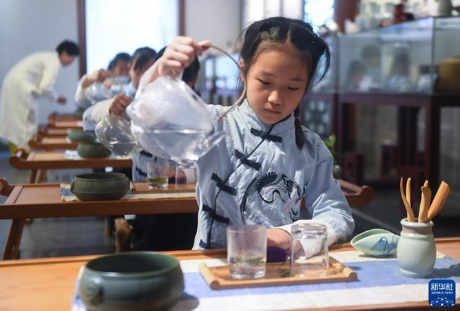 浙江富阳：迎国际茶日 品茶香茶韵