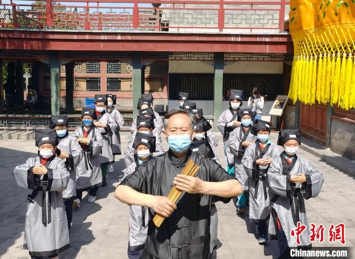 习礼仪吟《诗经》：保定800年古莲花池响起童声