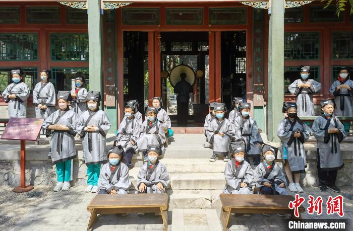 习礼仪吟《诗经》：保定800年古莲花池响起童声