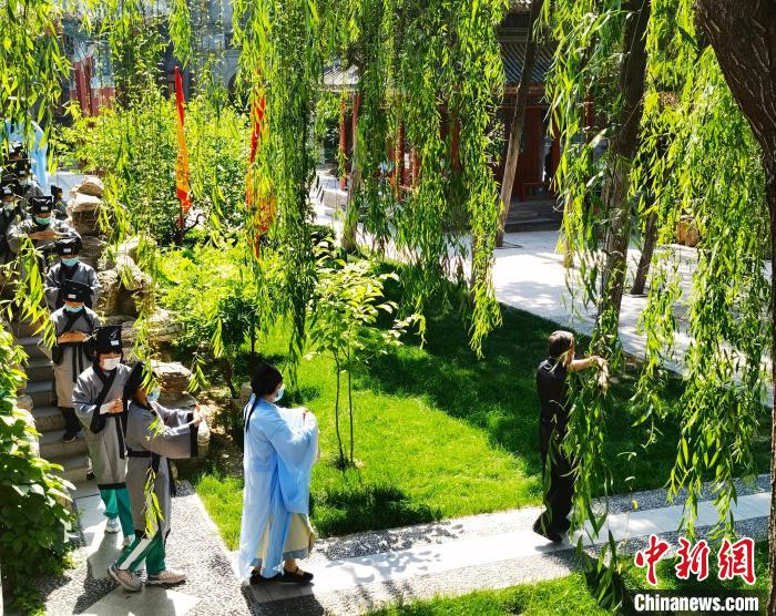 习礼仪吟《诗经》：保定800年古莲花池响起童声