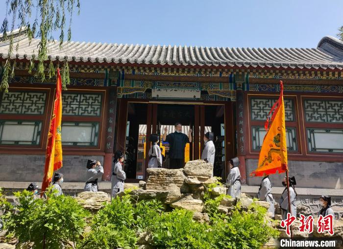 习礼仪吟《诗经》：保定800年古莲花池响起童声