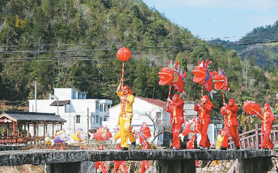 侨联“轻骑兵”送文艺“大餐”进侨乡（侨界关注）