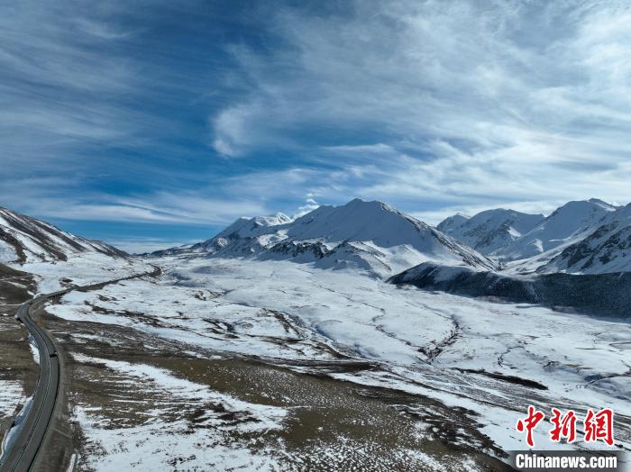 冬日阿尼玛卿：圣洁雪山巍峨壮美