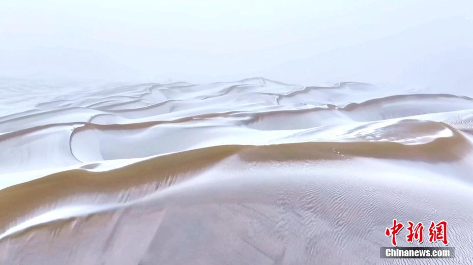 航拍沙漠落雪 宛若画中游