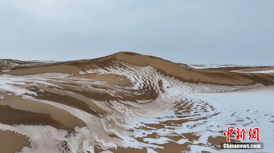 航拍沙漠落雪 宛若画中游