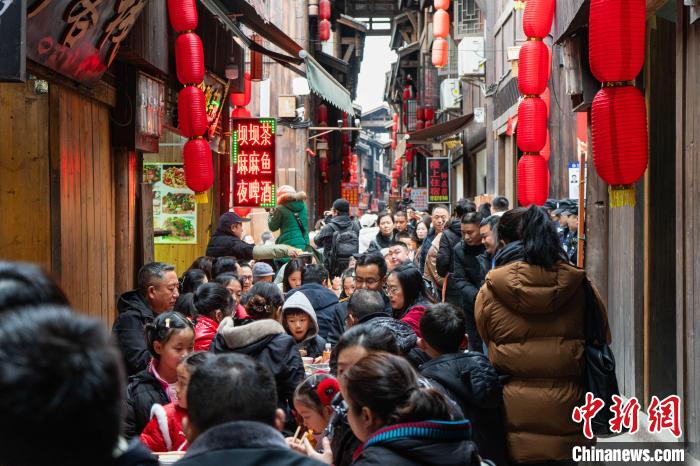 （新春走基层）重庆千年古镇摆“千米长宴”迎新年