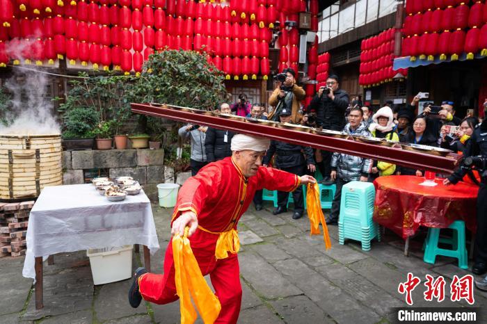（新春走基层）重庆千年古镇摆“千米长宴”迎新年