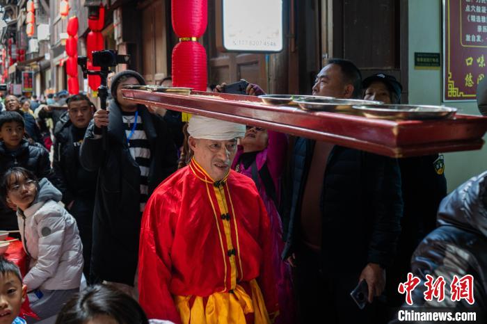 （新春走基层）重庆千年古镇摆“千米长宴”迎新年