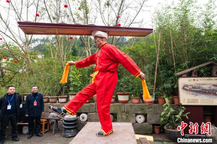 （新春走基层）重庆千年古镇摆“千米长宴”迎新年