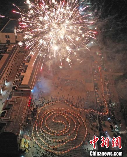 （新春见闻）浙江仙居：舞动560米板凳龙闹新春