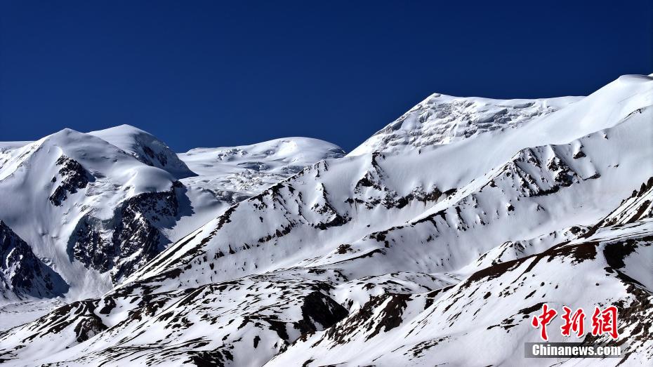 青海阿尼玛卿山：仲夏雪山宛如泼墨画