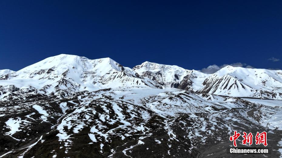 青海阿尼玛卿山：仲夏雪山宛如泼墨画