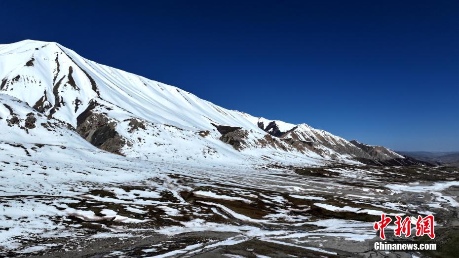 青海阿尼玛卿山：仲夏雪山宛如泼墨画