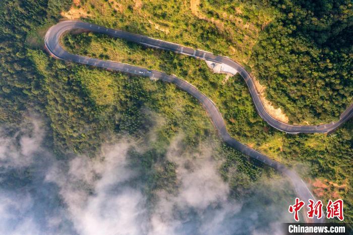 航拍贵州乡村公路：云雾缭绕下路畅景美
