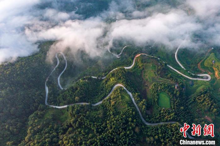 航拍贵州乡村公路：云雾缭绕下路畅景美