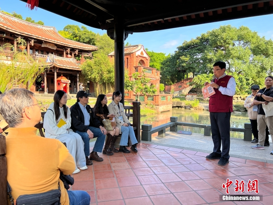 大陆高校师生访问团在台北参观林安泰古厝民俗博物馆