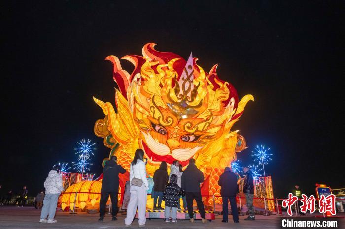 河北唐山南湖璀璨灯会迎蛇年新春