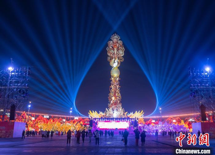 河北唐山南湖璀璨灯会迎蛇年新春