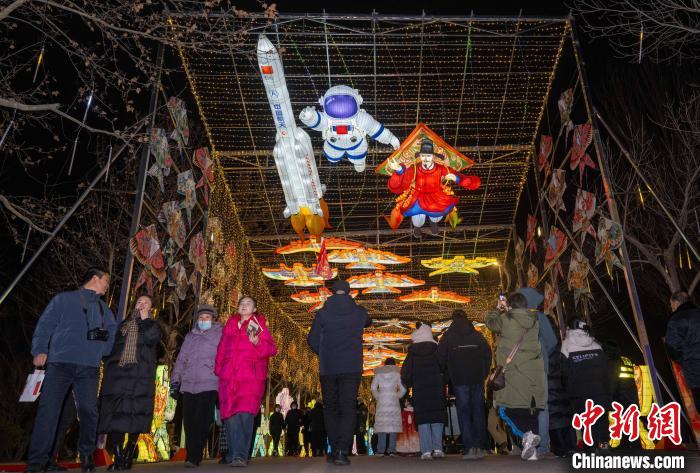 河北唐山南湖璀璨灯会迎蛇年新春