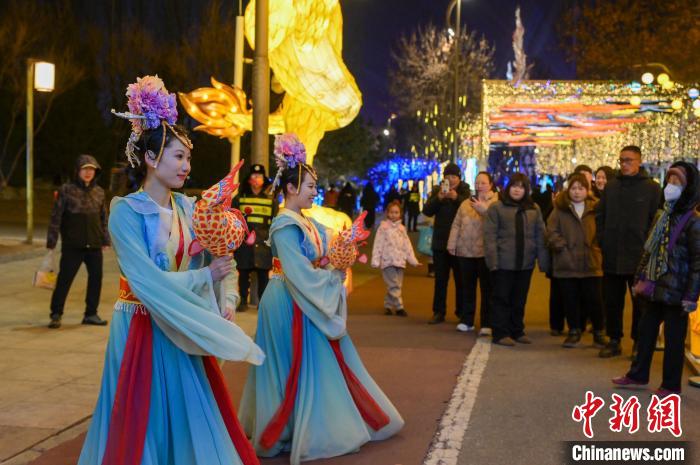 河北唐山南湖璀璨灯会迎蛇年新春