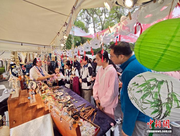 桂林艺术节：市民游客人山人海逛山水艺术市集