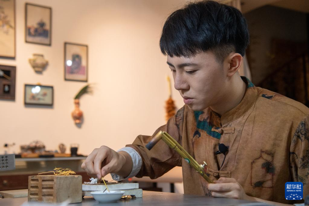 重庆小伙辜国强：传承中国传统手工艺