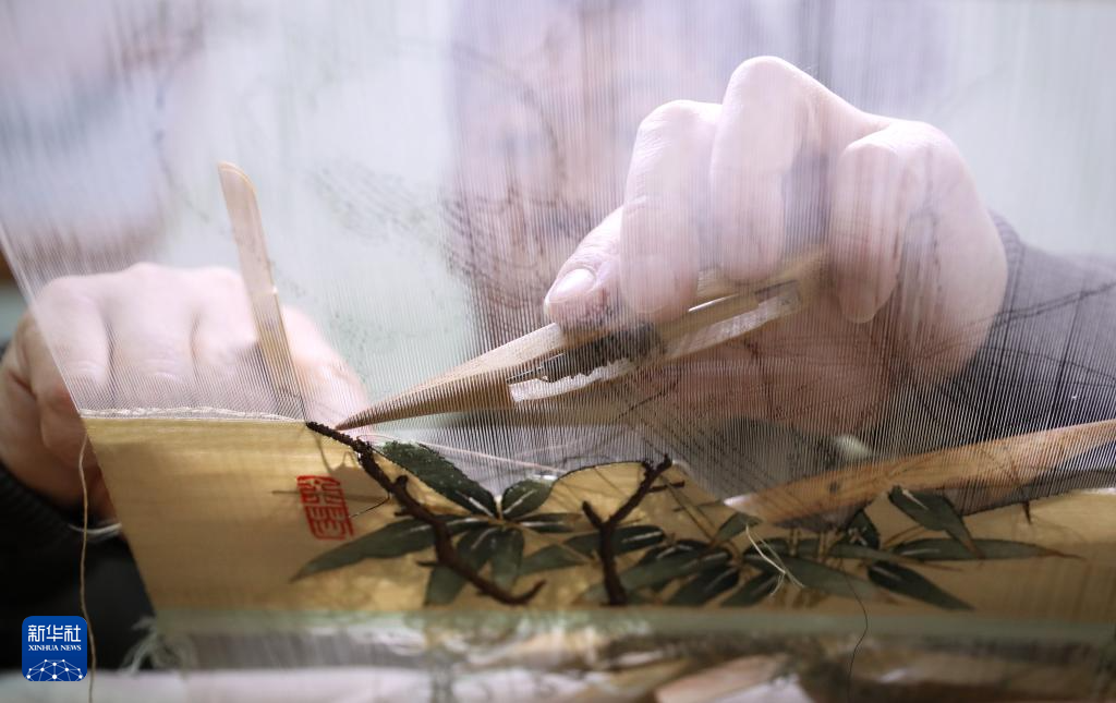 缂丝手艺人：“拨来梭往”间传承丝绸“雕刻”技艺