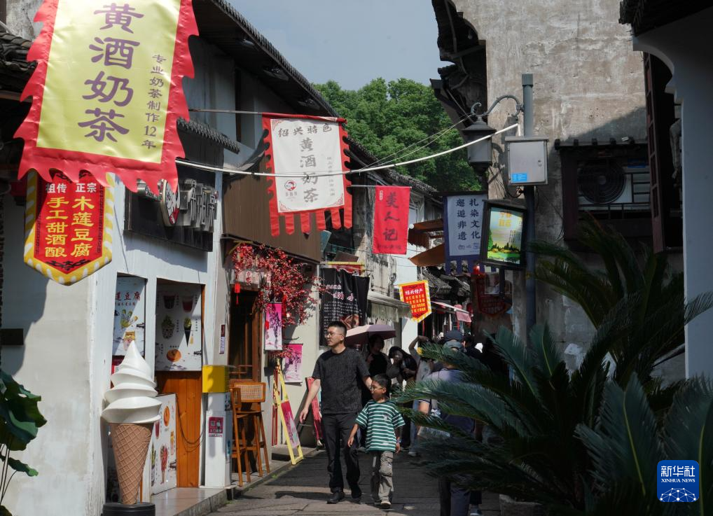 浙江绍兴：特色街区开街迎国庆