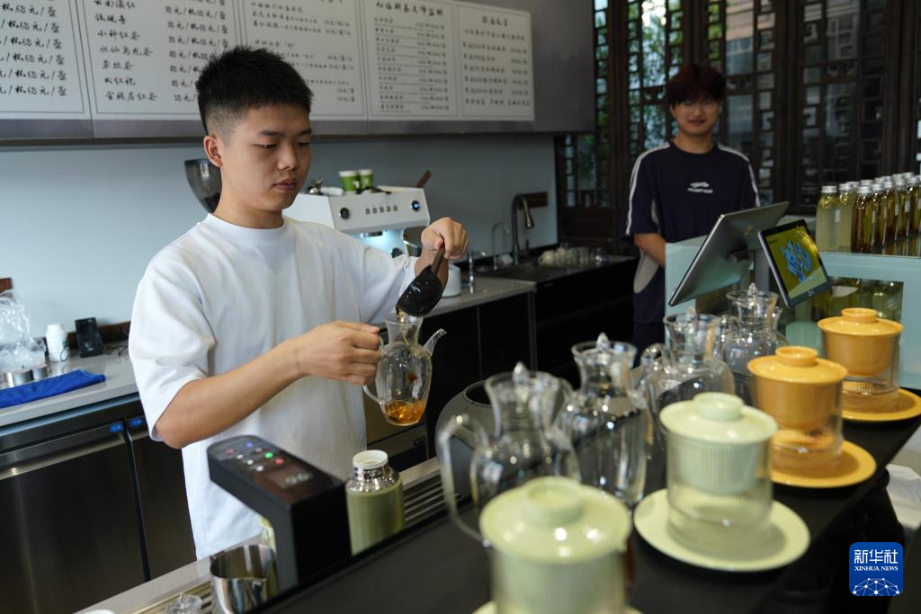 浙江绍兴：特色街区开街迎国庆