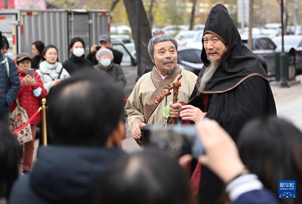 在城市街角邂逅“诗人陆游”