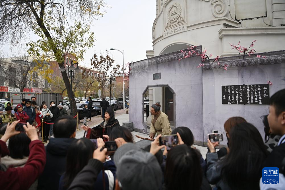 在城市街角邂逅“诗人陆游”