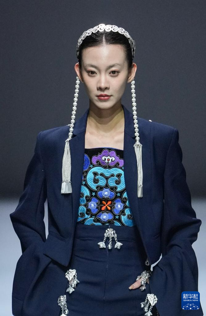 盘州·乌蒙村秀X乌蒙村秀·浦思亮相2025中国国际时装周