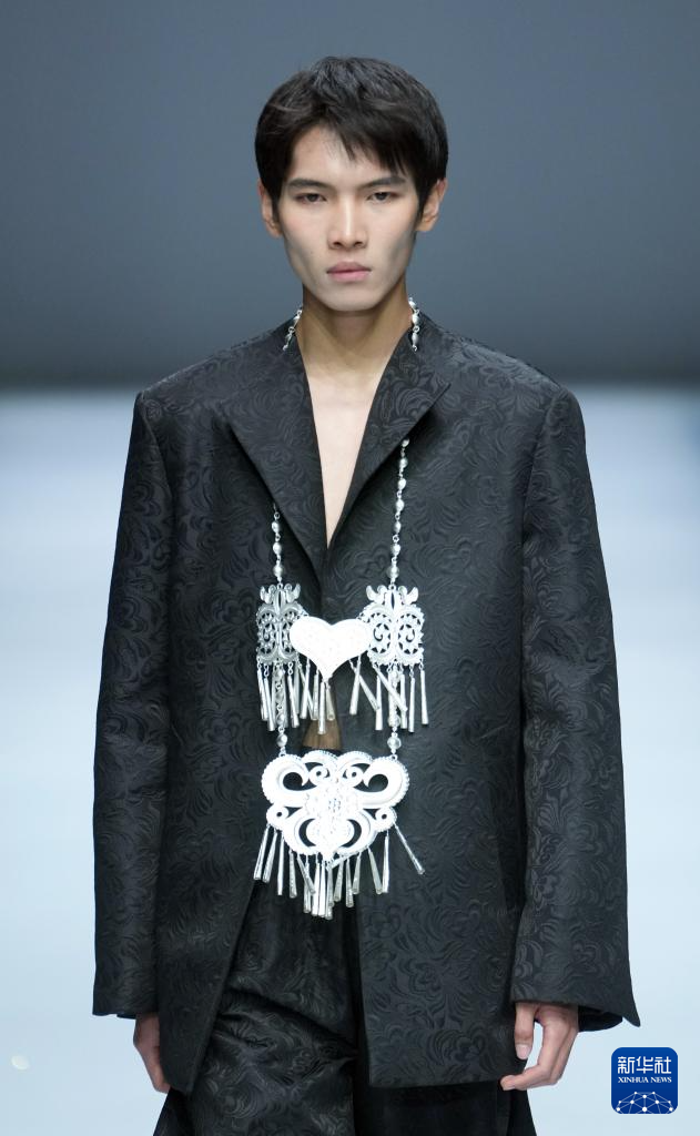 盘州·乌蒙村秀X乌蒙村秀·浦思亮相2025中国国际时装周