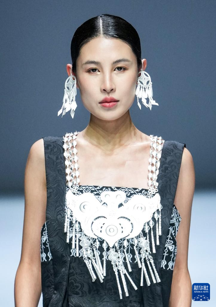 盘州·乌蒙村秀X乌蒙村秀·浦思亮相2025中国国际时装周