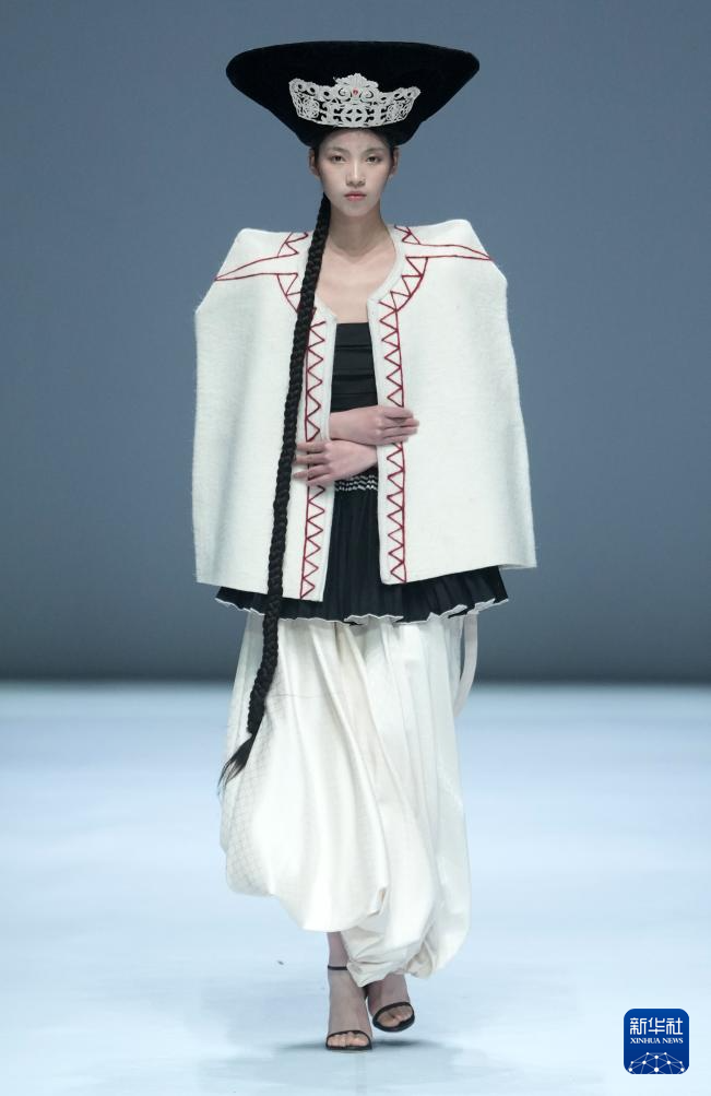 盘州·乌蒙村秀X乌蒙村秀·浦思亮相2025中国国际时装周