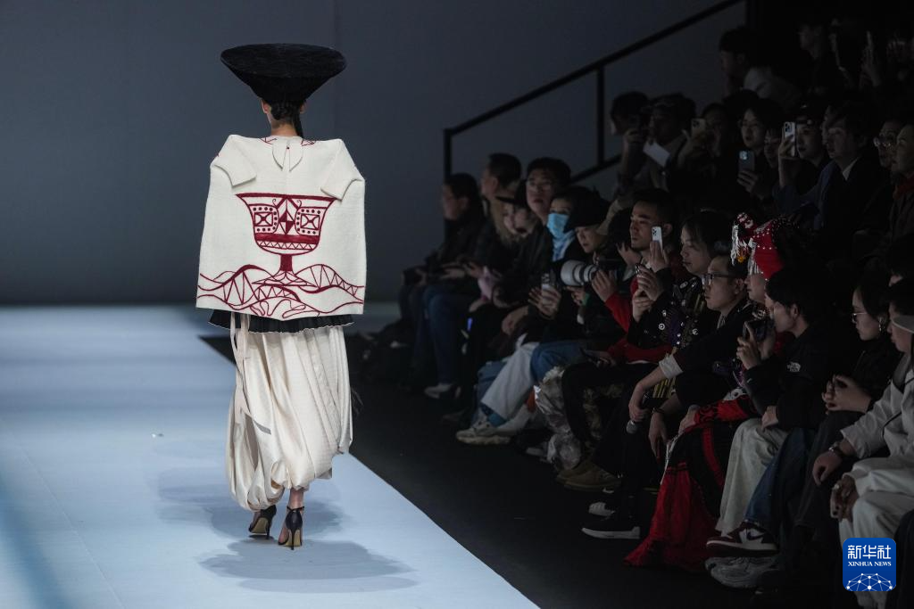 盘州·乌蒙村秀X乌蒙村秀·浦思亮相2025中国国际时装周