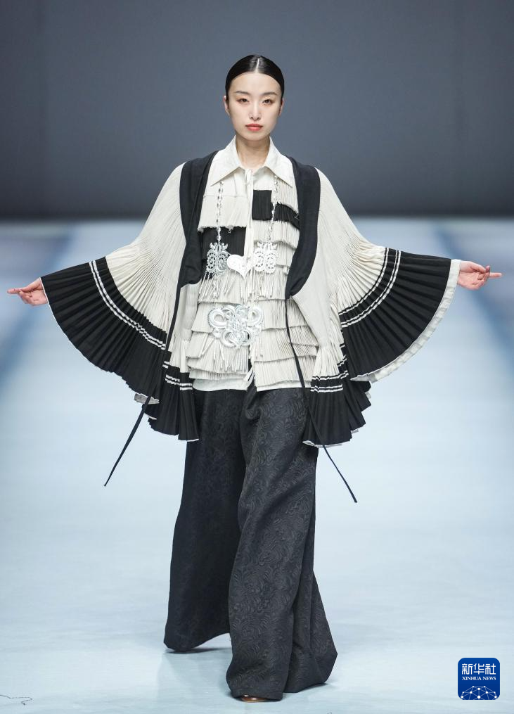 盘州·乌蒙村秀X乌蒙村秀·浦思亮相2025中国国际时装周