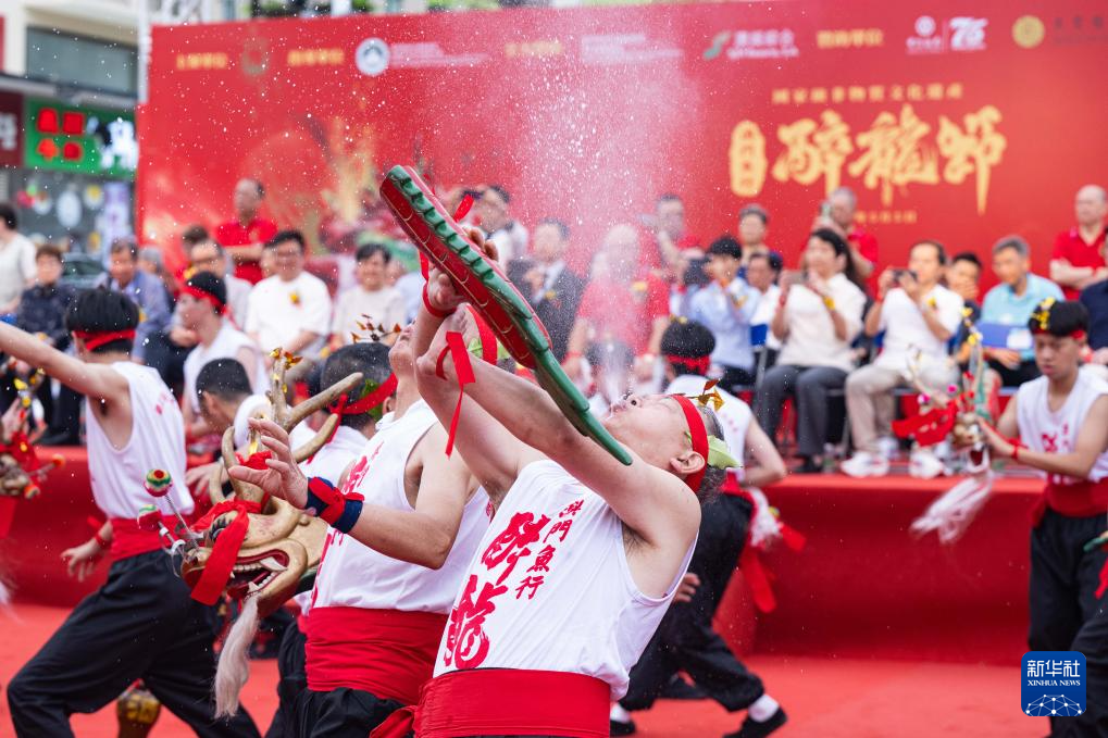 澳门举办“鱼行醉龙节”大巡游活动
